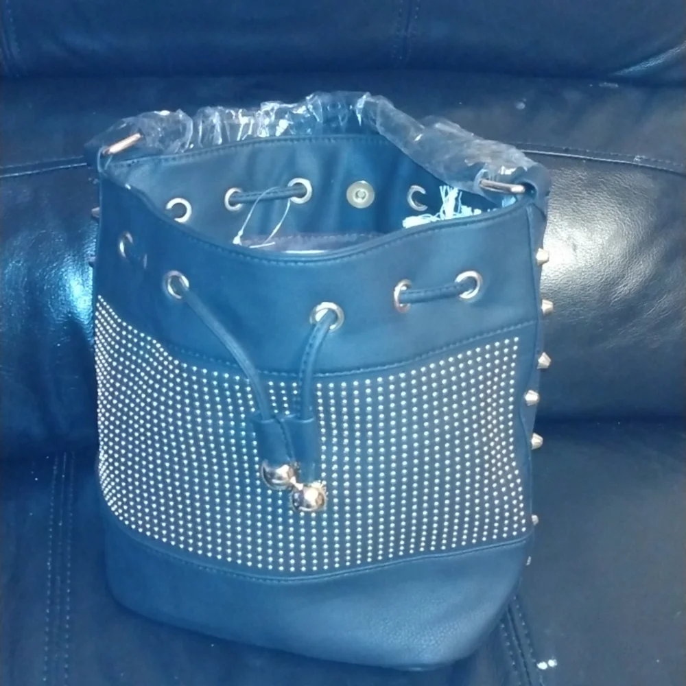 Black leatherette studded cross body purse NEW - Picture 4 of 12